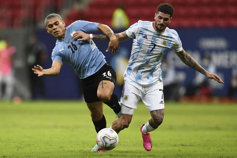 Rodrigo De Paul, con habilidad y esfuerzo, va hacia adelante, con la pelota, puro ímpetu