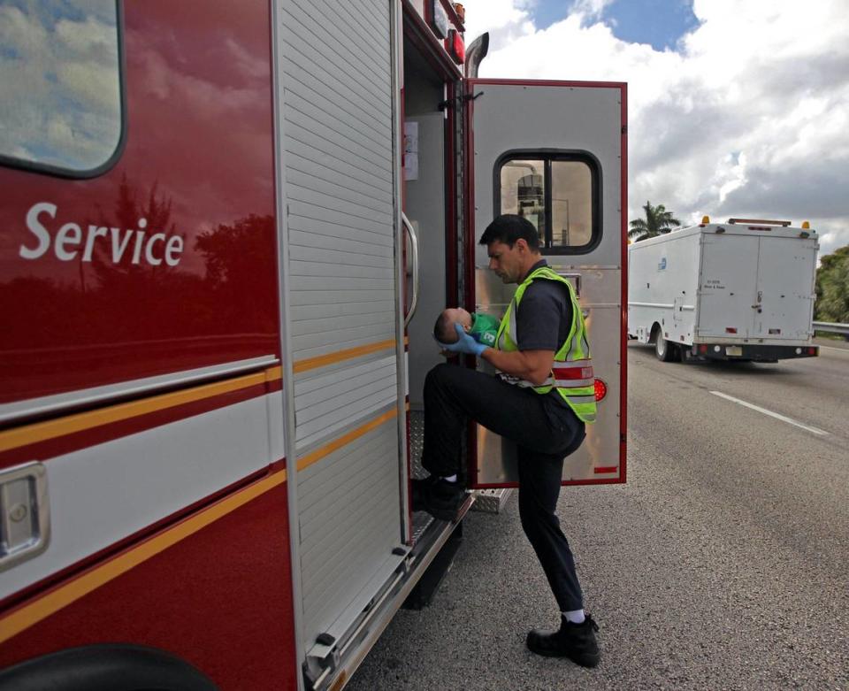 Un paramédico de Miami Fire Rescue traslada al hospital a Sebastián de la Cruz en 2014. Al Diaz/adiaz@miamiherald.com
