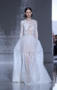 <p>Delicados tejidos bordados angelicalmente, se posaron especialmente en vestidos. Mira esta belleza de falda calada que creó Givenchy. Foto: Pascal Le Segretain / Getty Images </p>