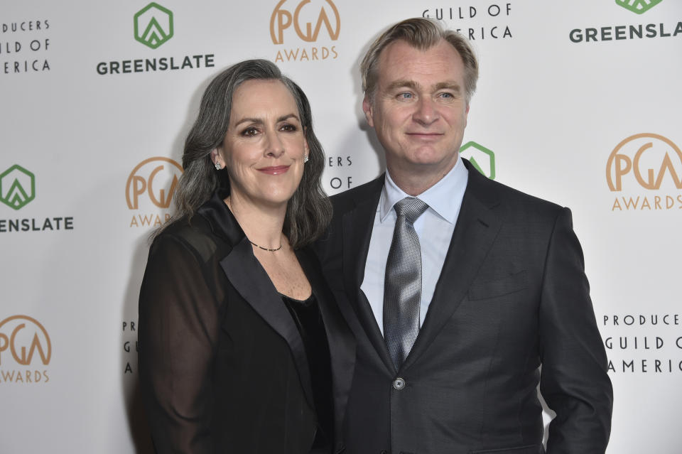 Emma Thomas, izquierda, y Christopher Nolan llegan a la 35a entrega Anual de los Premios den Sindicato de Productores el domingo 25 de febrero de 2024, en The Ray Dolby Ballroom en Los Angeles. (Foto Richard Shotwell/Invision/AP)