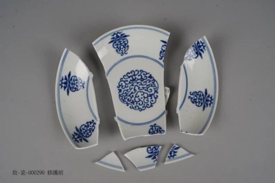 「陶瓷修復」單元中展示的5件陶瓷文物，包含去年破損的3件瓷器。（故宮提供）