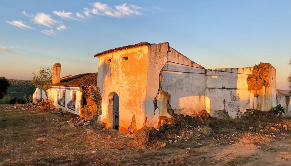 Alan Andrew y Vincent Proost compraron una granja portuguesa en ruinas en 2019. Al no poder salvar la vivienda, decidieron derribarla y construir una nueva propiedad desde cero. Crédito: Vincent Proost