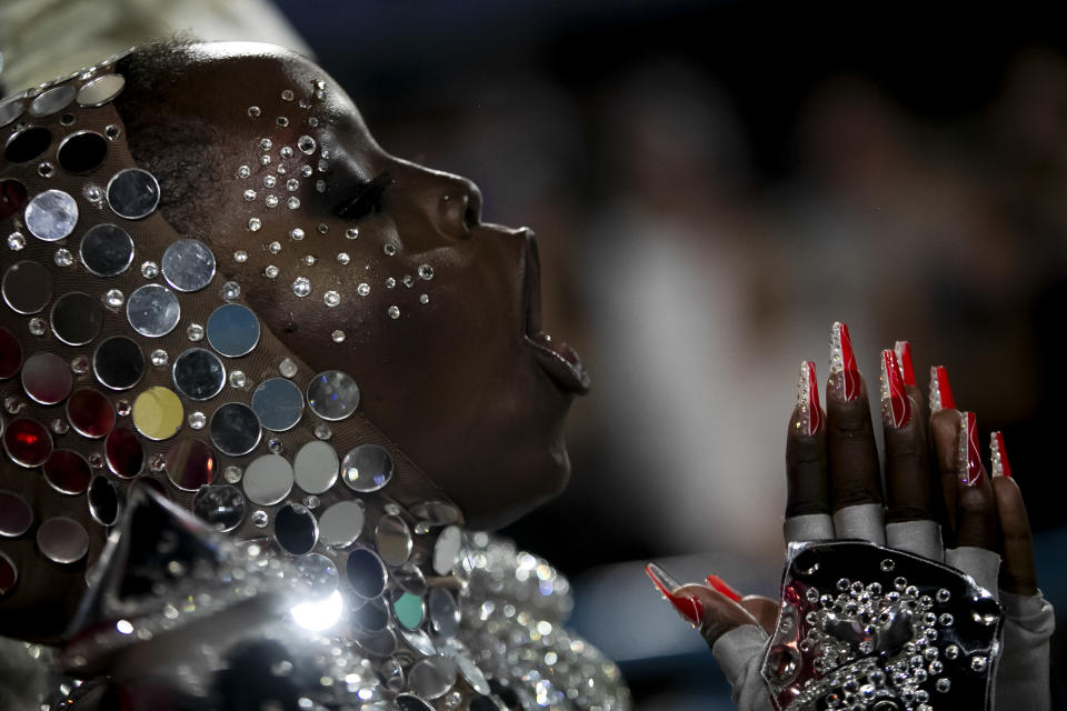 Una artista de la escuela de samba Porto da Pedra durante las celebraciones de Carnaval en el Sambódromo de Río de Janeiro, Brasil, el domingo 11 de febrero de 2024. (AP Foto/Bruna Prado)