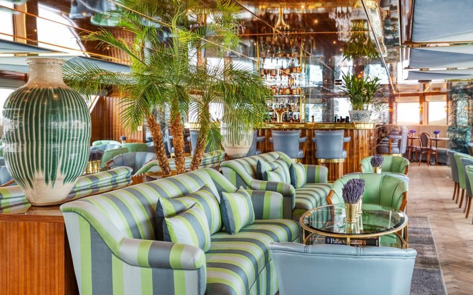 Champagne Salon, SS Bon Voyage - Uniworld