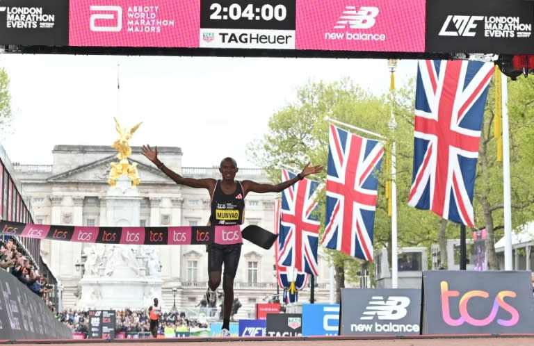 Le Kényan Alexander Mutiso franchit en vainqueur la ligne d'arrivée du marathon de Londres, le 21 avril 2024 (JUSTIN TALLIS)