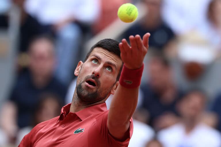 Novak Djokovic midiéndose con Francisco Cerúndolo en el Philippe-Chatrier 