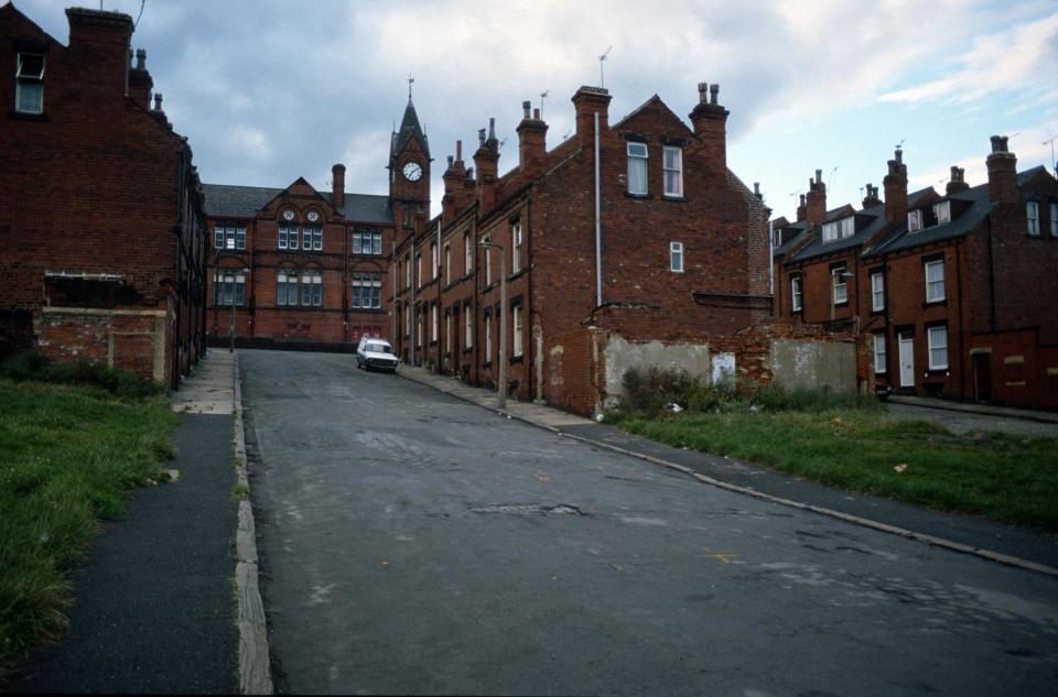 A view looking up Bolland Street towards Quarry Mount Primary School situated on Cross Quarry Street. Terraced housing on the bottom half of Bolland Street has already been demolished and the rest would follow soon after. Pictured in August 1985.