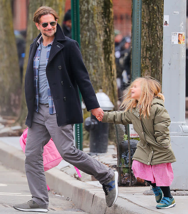 Bradley Cooper y su hija Lea de Seine pasean por Nueva York