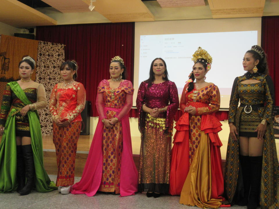 充滿特色的美麗服裝都是由來自印尼的新住民「AYU」(右三)製作