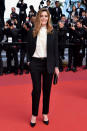 C’est en toute so(m)briété que Chiara Mastroianni est venue assister à la cérémonie de clôture du 72ème Festival de Cannes. Une chemise avec un léger jabot et boutonnée jusqu’au cou illumine le tailleur-pantalon sombre que la comédienne a choisi. Peut-être revenait-elle d’un entretien d’embauche ?