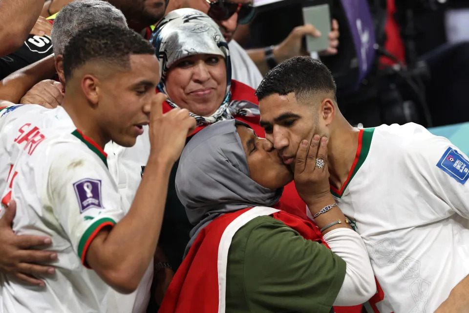 Achraf Hakimi recebe um beijo de sua mãe após vitória sobre a Bélgica. Foto: FADEL SENNA/AFP via Getty Images