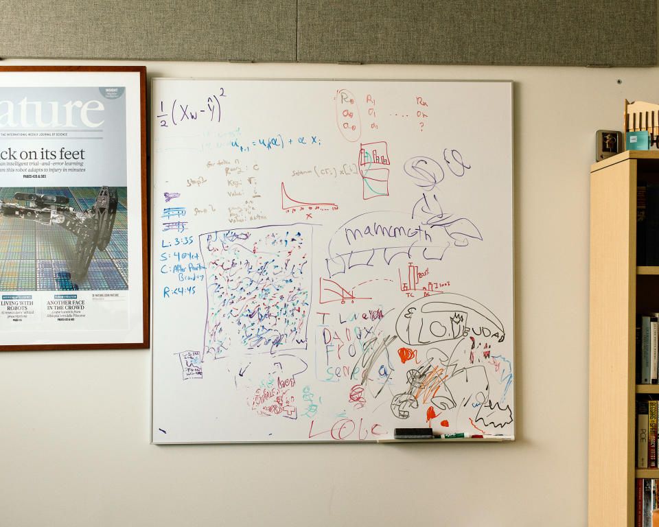 Un pizarrón blanco en la oficina de Jeff Clune. (Alana Paterson/The New York Times)
