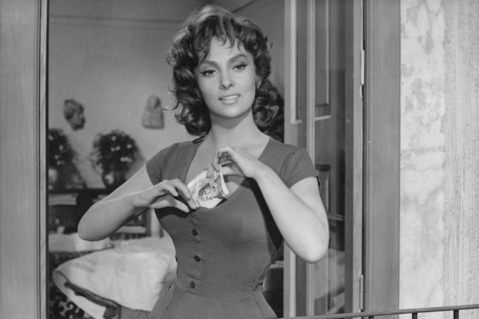 Kein Wunder, dass sie in den 50er-Jahren zum italienischen Exportschlager wurde: Gina Lollobrigida wurde mit Filmen wie "Fanfan, der Husar" berühmt und etablierte sich schnell auch in den USA: Mit Anthony Quinn drehte sie "Der Glöckner von Notre Dame", mit Burt Lancaster und Tony Curtis "Trapez" und mit Rock Hudson "Fremde Bettgesellen". (Bild: Keystone Features/Hulton Archive/Getty Images)