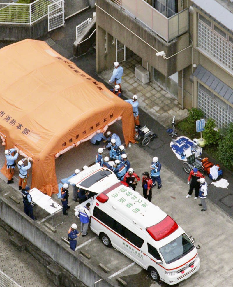 日本神奈川縣一處照顧身心障礙者的「津久井山百合園」26日凌晨遭人持刀侵入，警方獲通報後趕往現場，但已造成19人死亡、26人受傷的慘劇。（美聯社）