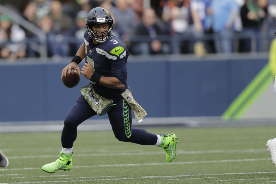 Russell Wilson, quarterback de los Seahawks de Seattle, acarrea el balón en el partido del domingo 3 de noviembre de 2019, ante los Buccaneers de Tampa Bay (AP Foto/John Froschauer)