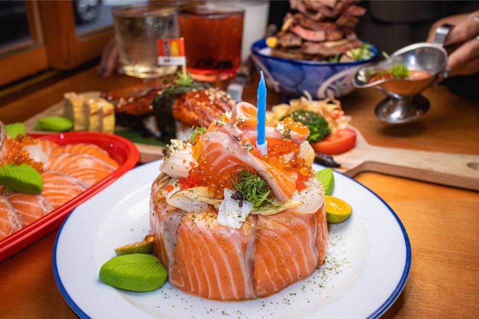 「森川丼丼」用新鮮鮭魚為壽星打造「生魚片蛋糕」慶生！圖／業者提供