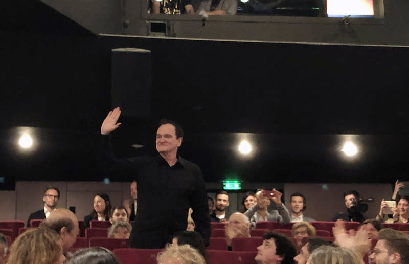 台灣電影「灼人秘密」法國時間20日下午在坎城影展首映，美國名導昆汀塔倫提諾（Quentin Tarantino）（立者）應導演趙德胤之邀，也現身參加。（岸上影像提供）中央社記者洪健倫傳真　108年5月21日