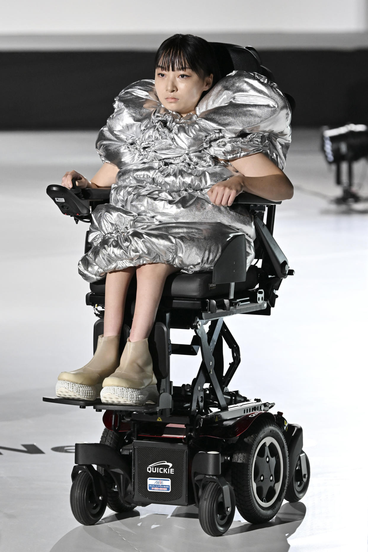 Ein Model im Rollstuhl zeigt sich im futuristischen Look bei der NextUd Japan 2023 (Bild: Kazuhiro NOGI / AFP)