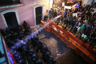 Am elften Tag von Protesten gegen die Regierung von Puerto Rico legen Hunderttausende Menschen die Hauptstadt San Juan. Beobachter sprechen gar von der größten Demonstration in der Geschichte des Karibikarchipels, in dem rund 3,2 Millionen Menschen leben. Auslöser der Proteste war ein Korruptionsskandal in der Regierung (Bild: Getty Images)