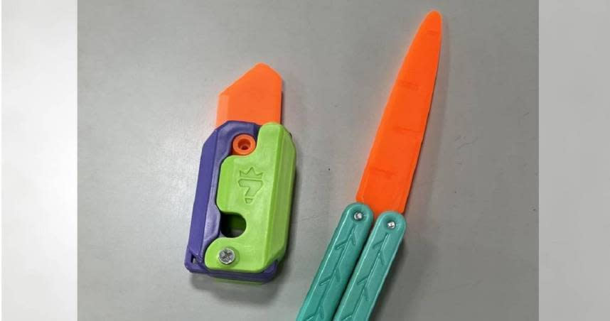 塑膠玩具「蘿蔔刀」。（圖／擷取自Facebook／劉育豪）