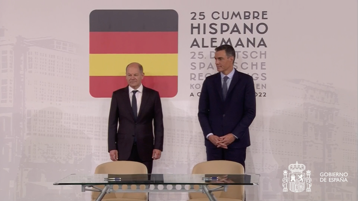 El canciller de la República Federal de Alemania, Olaf Scholz, y el presidente del Gobierno de España, Pedro Sánchez, durante la XXV Cumbre Hispano-Alemana celebrada el 5 de octubre de 2022 en A Coruña (España). Moncloa