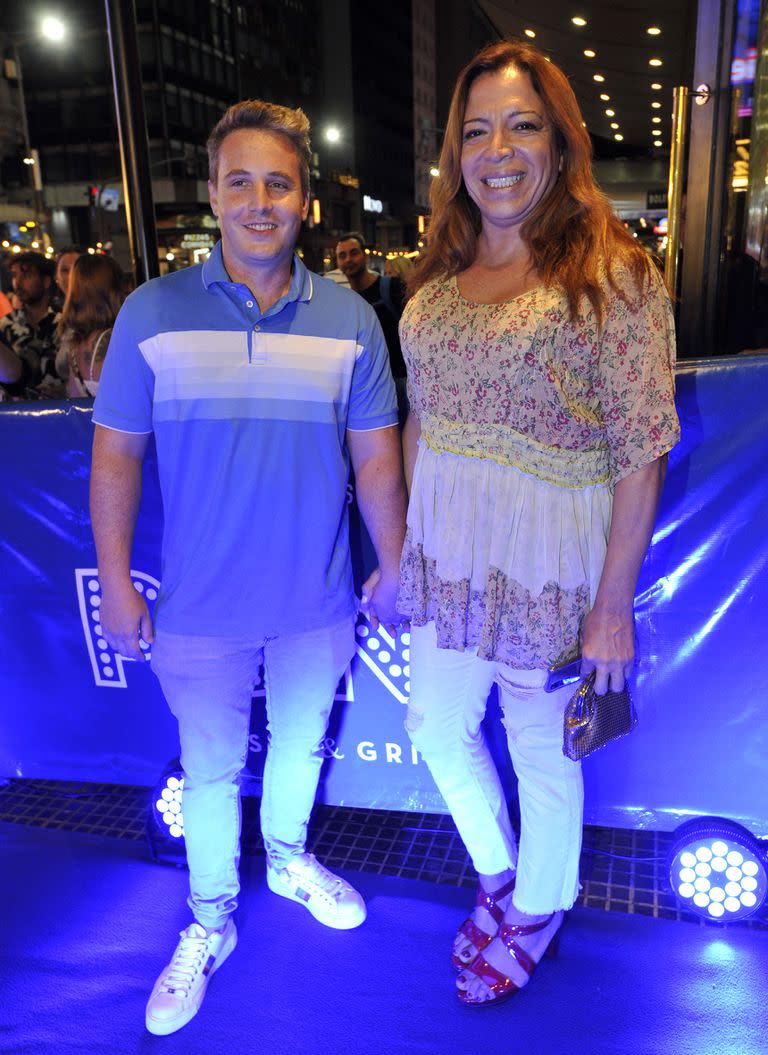 Lizy Tagliani y su novio Sebastián se tomaron una pausa de los preparativos de su boda para pasar una noche distendida entre amigos. Mientras él eligió un look informal, la conductora se sumó a la tendencia de los colores cálidos y estampados con una camisola  