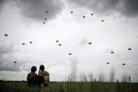 Varios paracaidistas durante uno de los actos conmemorativos del 75 aniversario del Desembarco de Normandía en Sannerville (Francia) el 5 de junio. (Foto: Christian Hartmann / Reuters).