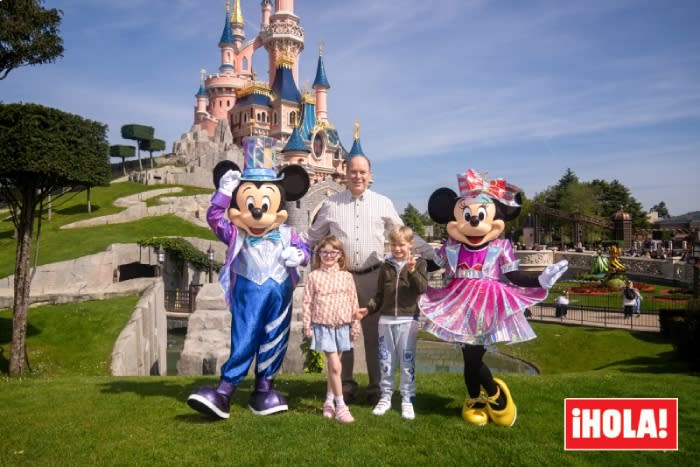 El príncipe Alberto y sus hijos en Disneyland Paris