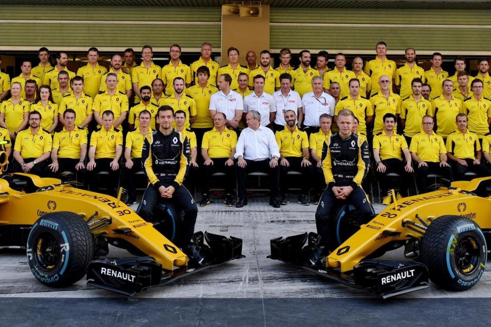 Jolyon Palmer (L) and his teammate Danish driver Kevin Magnussen pose with the Renault Sport team Photo: Andrej Isakovic/AFP/Getty Images