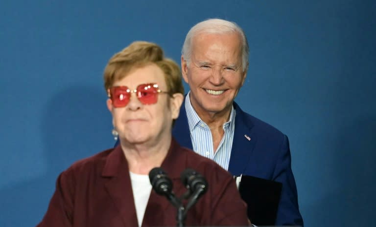 Elton John y Joe Biden durante la inauguración de un sitio histórico en Nueva York que celebra los "disturbios de Stonewall" de 1969, hito de la lucha LGTBQ+ (ANGELA WEISS)