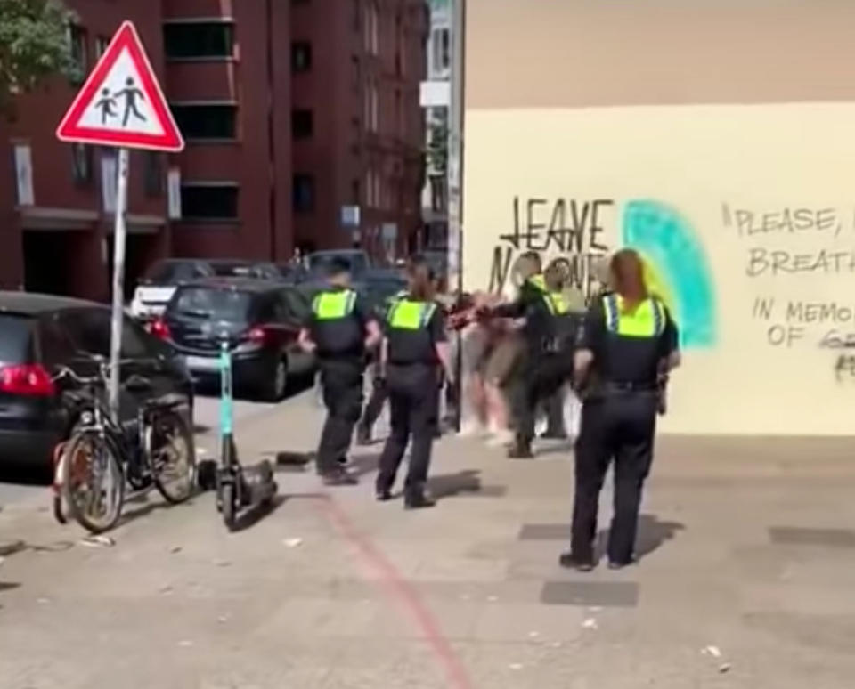 Sieben oder acht Polizisten haben in Hamburg bei einem Einsatz einen 15-Jährigen niedergerungen (Bild: Screenshot)