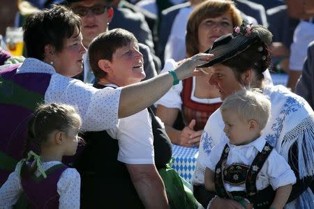 Local residents wearing traditional Bavarian clothes wait to welcome U.S. President Barack Obama in Kruen, southern Germany, June 7, 2015. REUTERS/Hannibal Hanschke