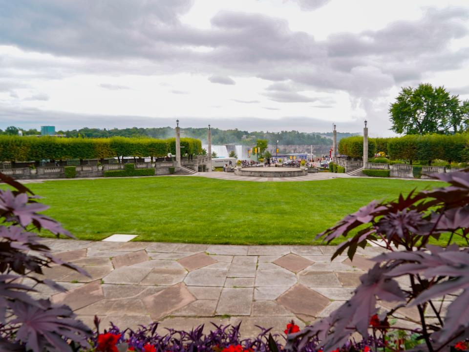 Park with Niagara Falls view