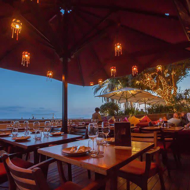 <p>Este club cuenta con una preciosa terraza exterior con vistas a la playa. En él podrás disfrutar de un fantástico menú, de una buena copa y de numerosas fiestas, en un ambiente selecto y lujoso.</p><p><strong>¿Dónde?</strong> Passeig Marítim de la Barceloneta, 32</p><p><a href="https://www.instagram.com/p/CWTYiF_omx6/" rel="nofollow noopener" target="_blank" data-ylk="slk:See the original post on Instagram" class="link ">See the original post on Instagram</a></p>