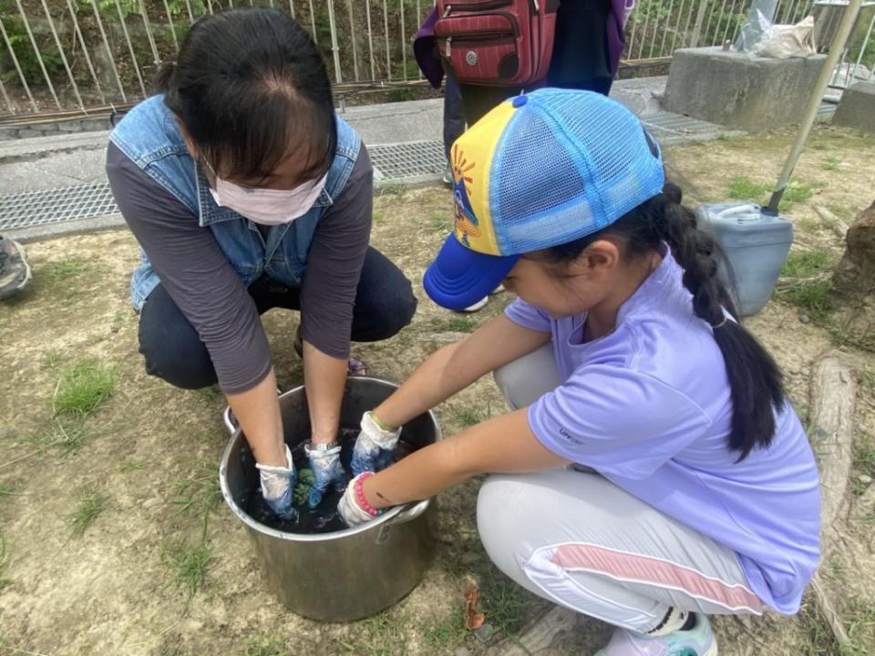 小農文創市集藍藍登場。（記者張淑娟攝）