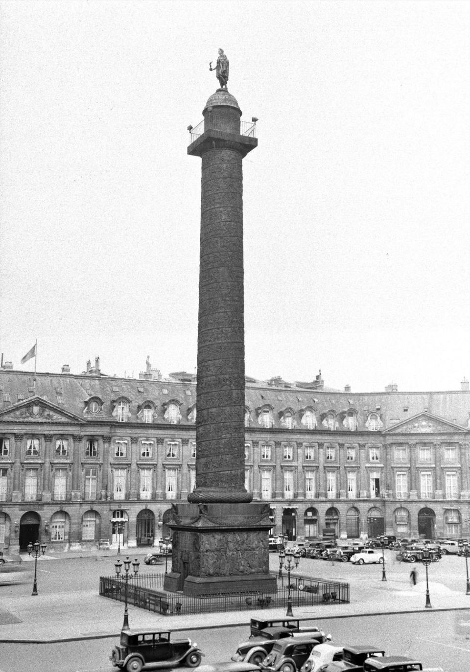 The Vendôme column, completed in 1810, stands in front of the hotel and the Ministry of Justice, at left, in the 1920s