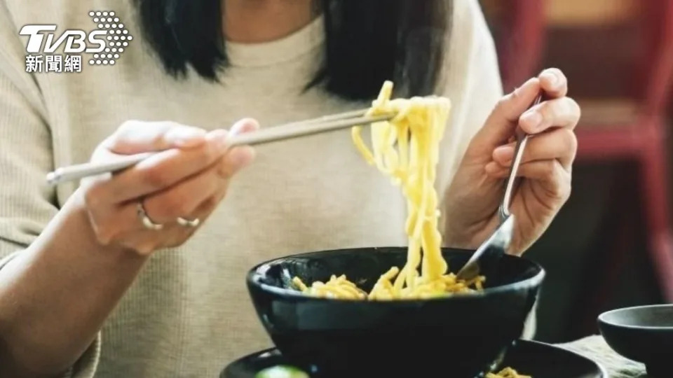 &#x007db2;&#x0053cb;&#x008a8d;&#x0070ba;&#x00ff0c;&#x005728;&#x008def;&#x00908a;&#x005403;&#x0098ef;&#x005f88;&#x005371;&#x0096aa;&#x003002;&#x00ff08;&#x00793a;&#x00610f;&#x005716;&#x00ff0c;&#x008207;&#x004e8b;&#x004ef6;&#x007121;&#x0095dc;&#x00ff0f;shutterstock&#x009054;&#x005fd7;&#x005f71;&#x0050cf;&#x00ff09;