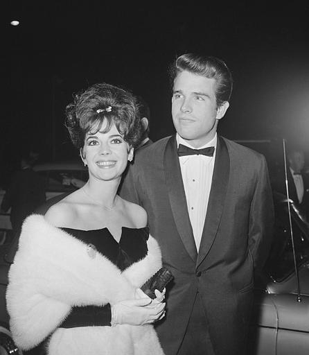 Natalie Wood and Warren Beatty arrive at the 1961 premier for "The Children's Hour".