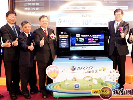 中華電總經理石木標(右)表示，中華電MOD持續引領電視數位化與HD高畫質內容發展，促進影視科技和文創產業開發。(鉅亨網記者黃佩珊攝)