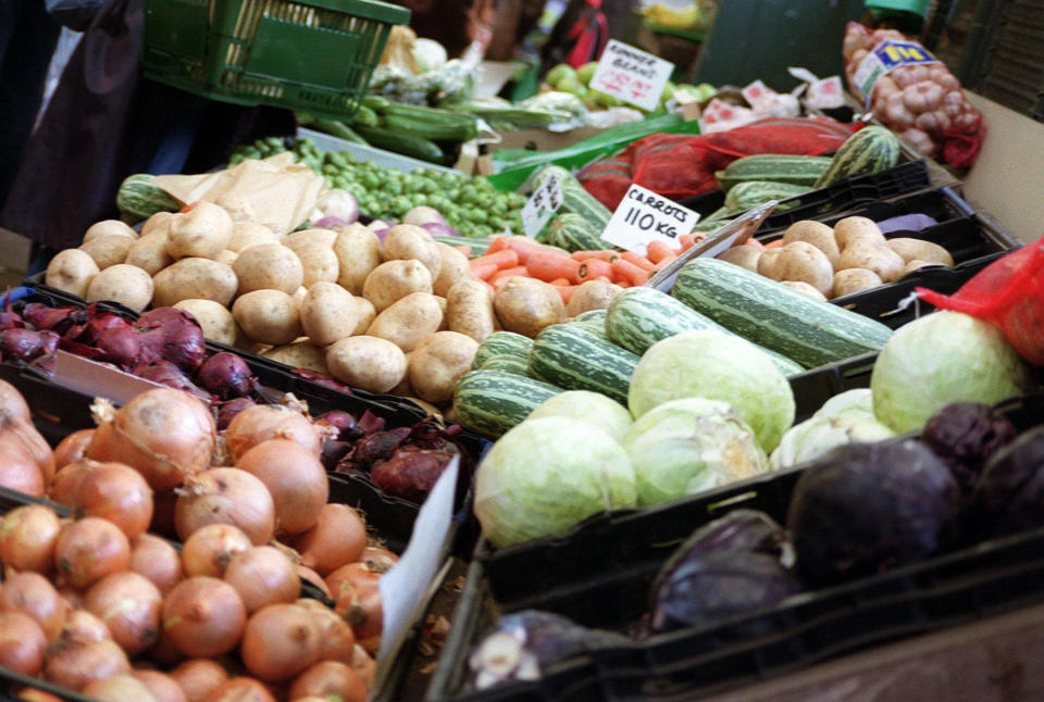  Library filer dated 18/01/2003 of a vegetable stall at Borough market in London. Supermarkets may be driving corner shops out of business but they are struggling to compete with greengrocers' market stalls, a new report says. Street markets offer a greater range of fruit and vegetables than supermarkets and charge up to 50\% less, according to the New Economics Foundation (nef). 