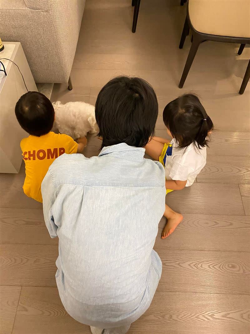 哈林曬出3個孩子的合照，溫馨畫面讓人看了相當感動。（圖／翻攝自哈林庾澄慶臉書）