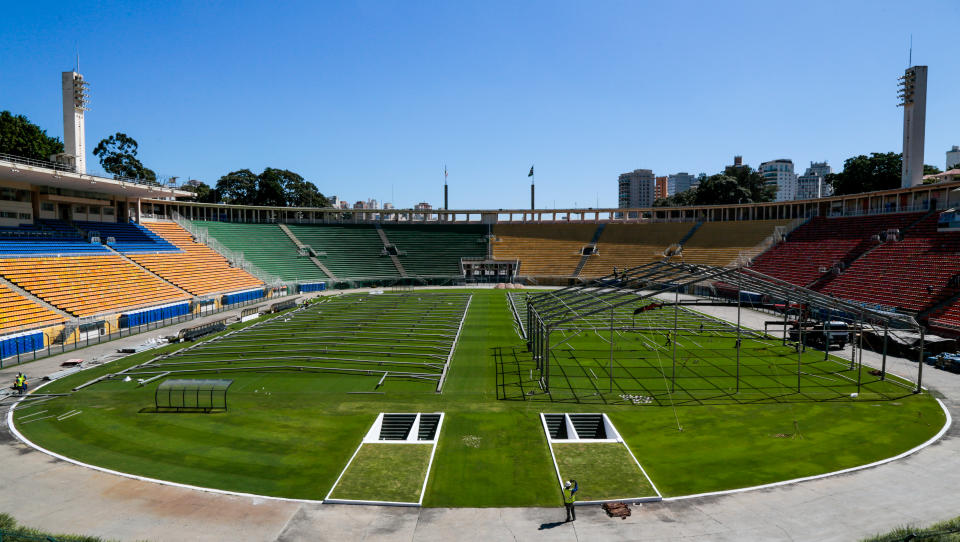 Gli operai al lavoro nel campo dello stadio Pacaembu a San Paolo: entro una decina di giorni, dovrebbe diventare un presidio ospedaliero per ospitare nuovi pazienti colpiti dal Coronavirus (Getty Images)