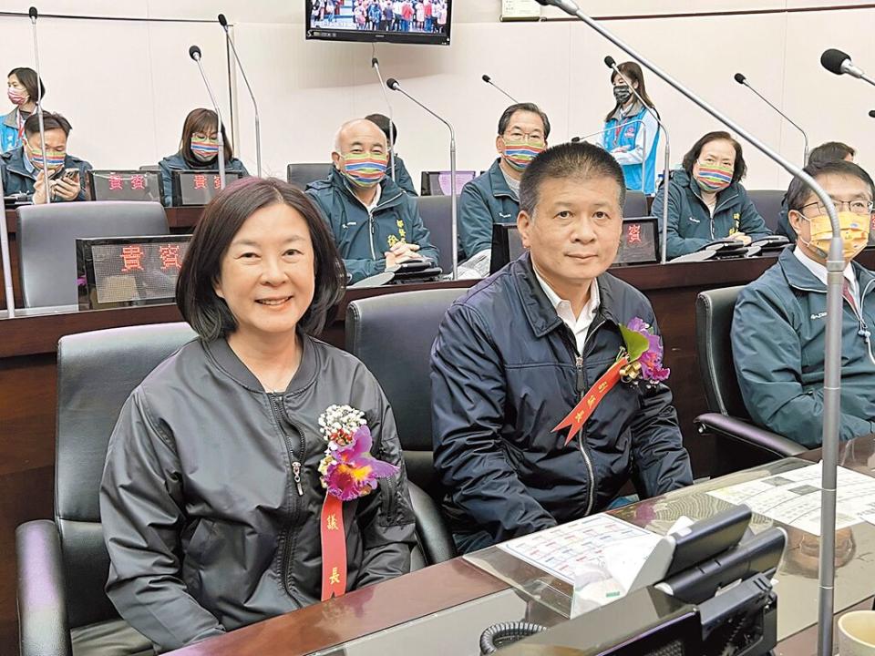 台南市正副議長賄選案，議長邱莉莉（前排左一）、副議長林志展（前排左二）等10名被告，一審全被判無罪引發譁然。（本報資料照片）