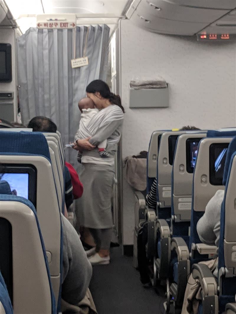 原PO透露當時自己在飛機上，而寶寶一路上都很乖巧。（圖／翻攝自Dave Corona臉書）