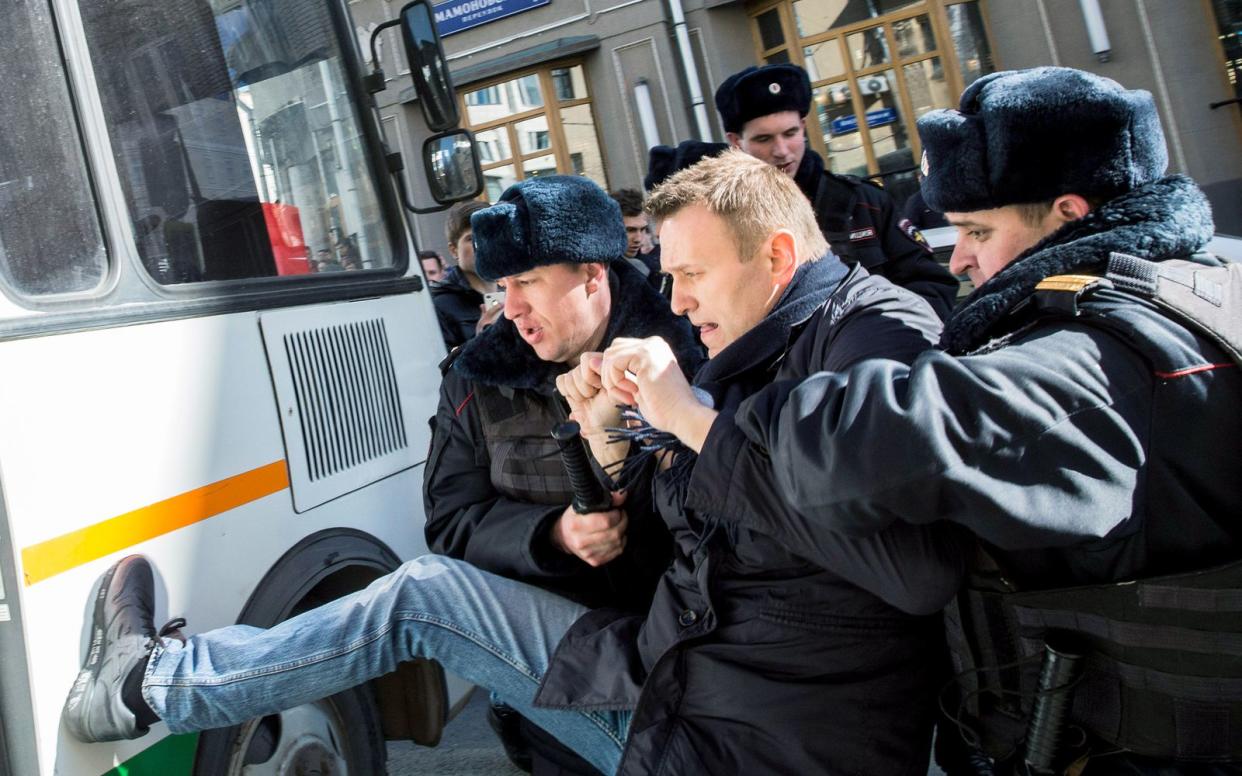 Alexej Nawalny wird am Rande einer Kundgebung von Sicherheitskräften abgeführt. 
 (Bild:  rbb/arte/Evgeny Feldman)