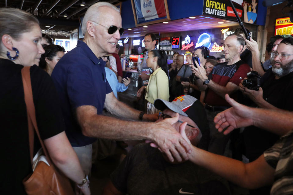 Joe Biden estrecha la mano de seguidores