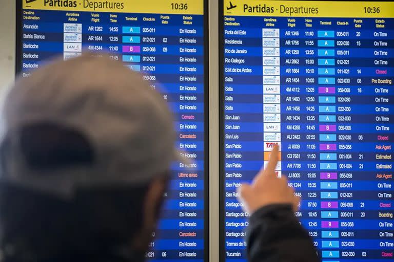 "La única salida es el aeropuerto": el éxodo de jóvenes profesionales de Argentina.