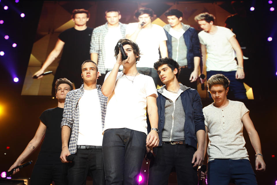 The One Direction band performs during the Z100 Jingle Ball at Madison Square Gardens in New York December 7, 2012. Seen are (L-R) Louis Tomlinson, Liam Payne, Harry Styles, Zayn Malik and Niall Horan.    REUTERS/Carlo Allegri  (UNITED STATES - Tags: ENTERTAINMENT SOCIETY)