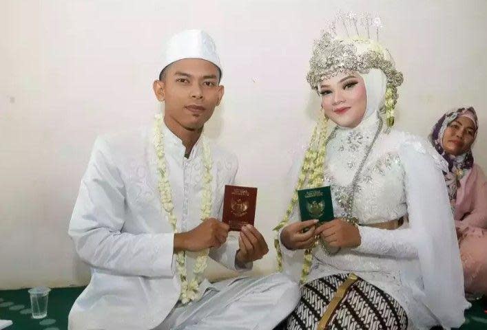 印尼一名26歲男子法赫米（Fahmi Husaeni）上月25日與21歲的妻子昂姬（Anggi Anggraeni）結婚，然而新婚隔天，妻子說要去買炸雞卻是與前男友私奔。（翻攝自TikTok）