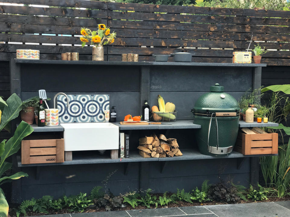 24. CREATE YOUR OWN OUTDOOR KITCHEN